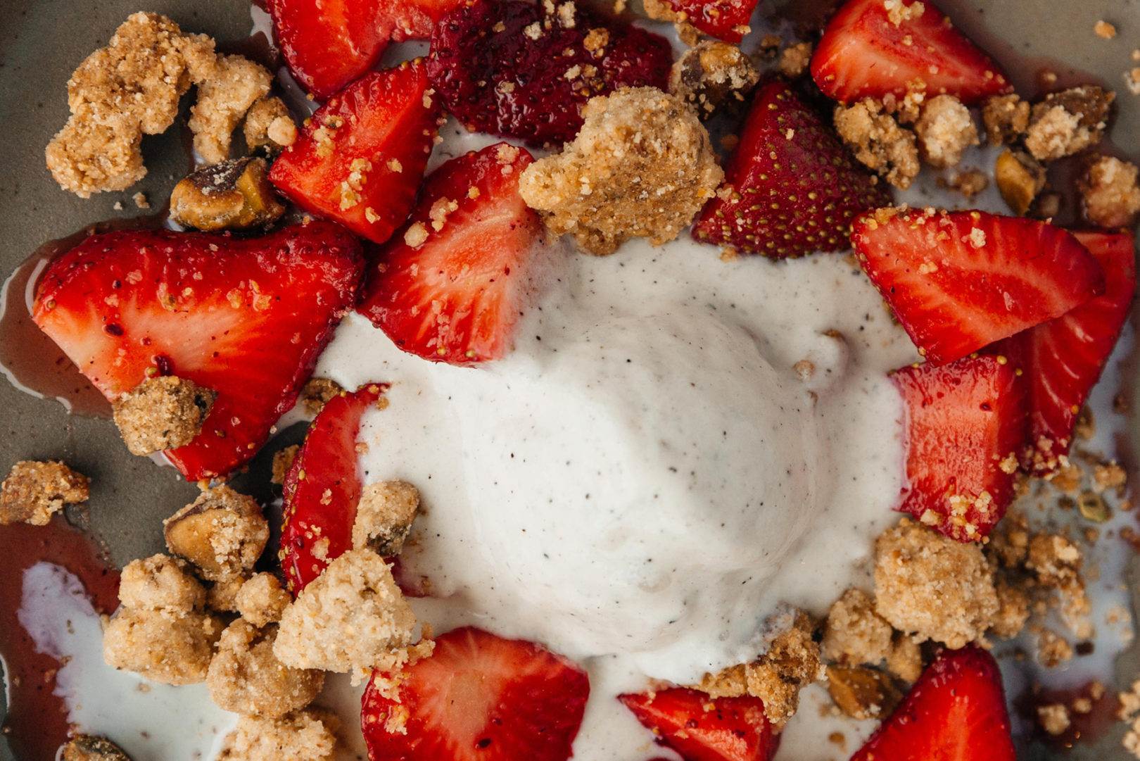 pistachio crumbles with strawberries and ice cream