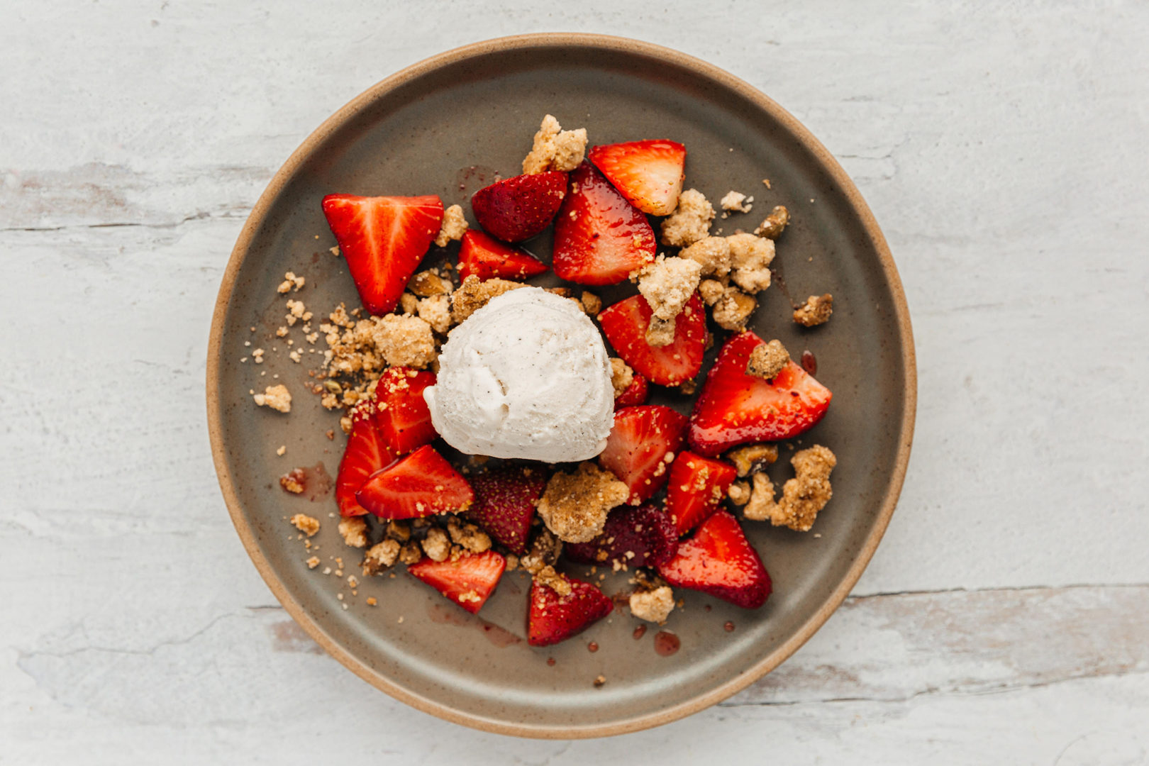 pistachio crumbles with strawberries and ice cream