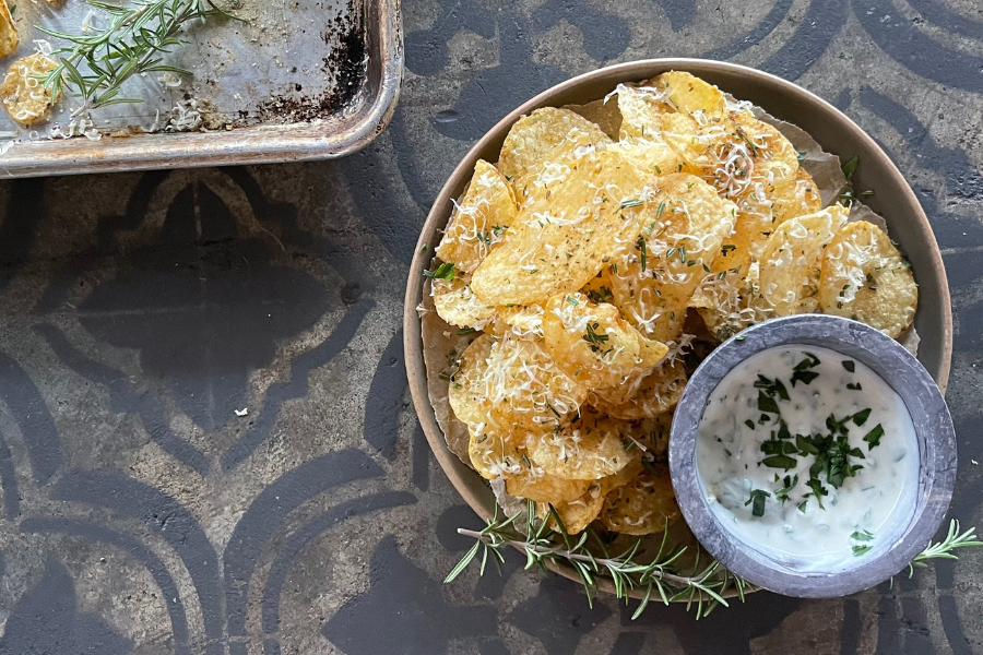 ROSEMARY GARLIC KETTLE CHIPS WITH PARM