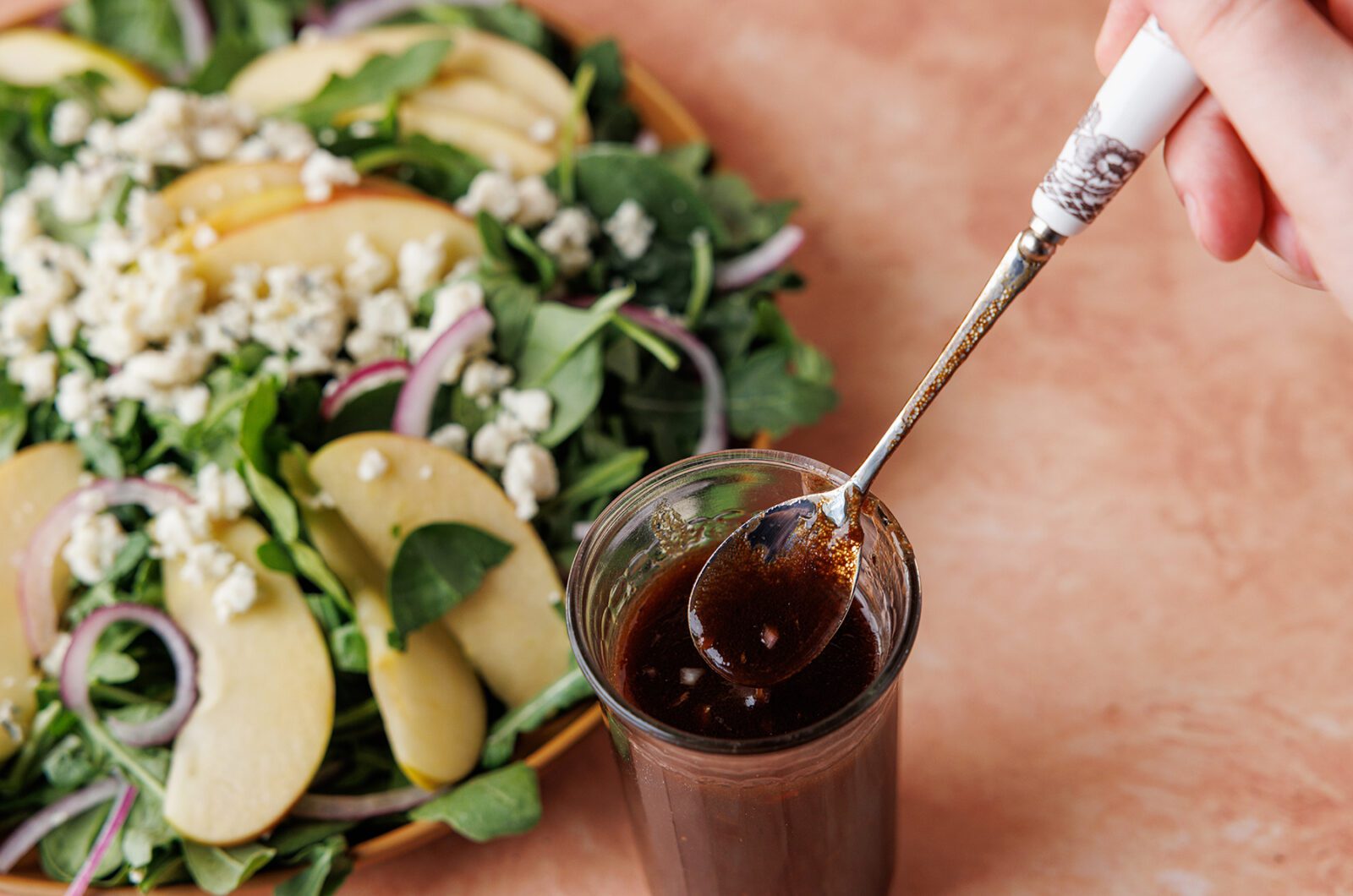 SPINACH SALAD WITH APPLES & BLUE CHEESE